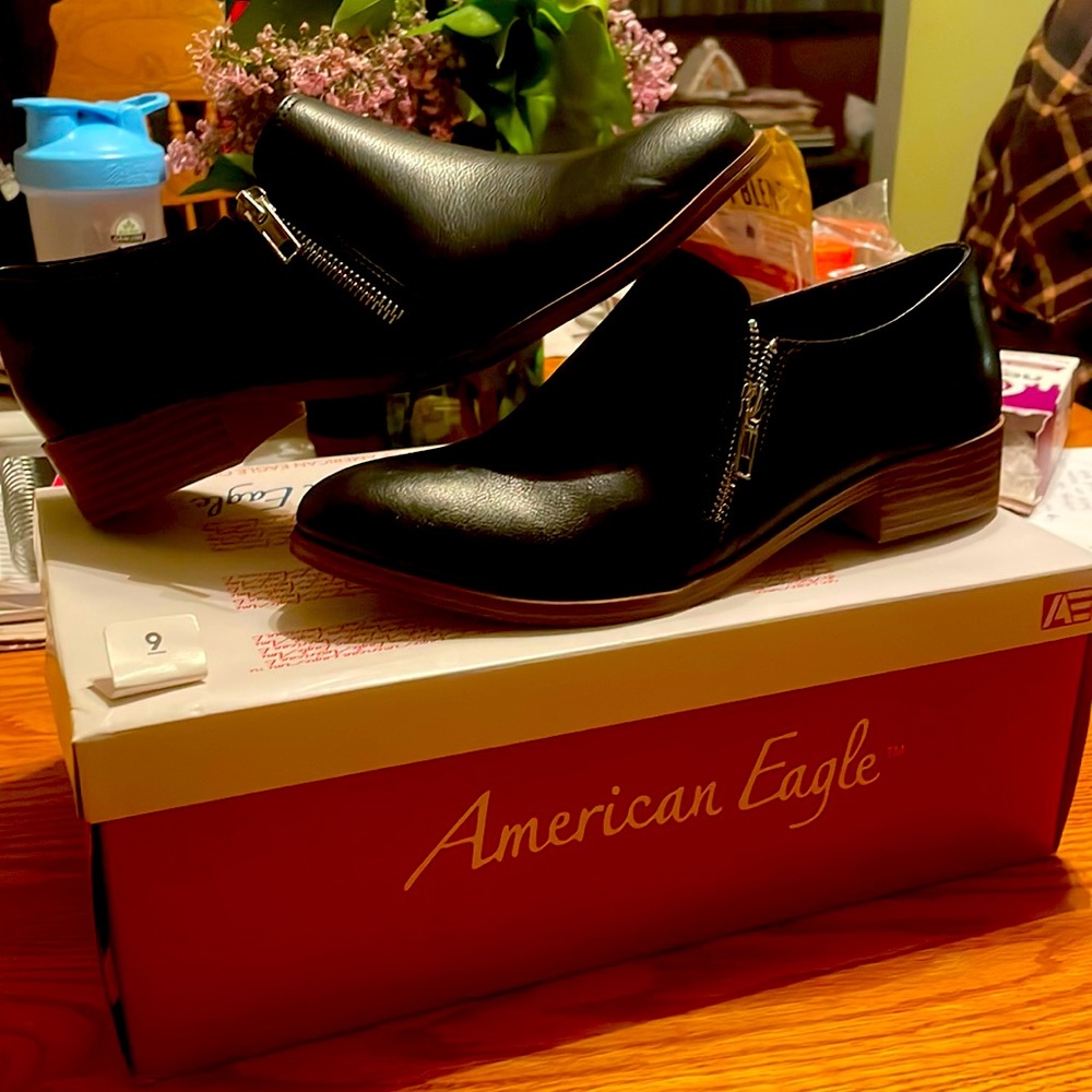 American eagle size 9 black leather zipper shoes work.  Business casual